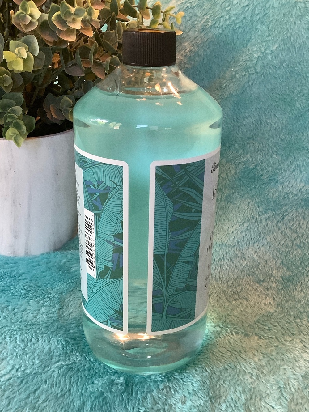 Tommy Bahama Scented Island Vibes Premium Hand Soap Refill, NWT XL 33.8oz. - Picture 3 of 10